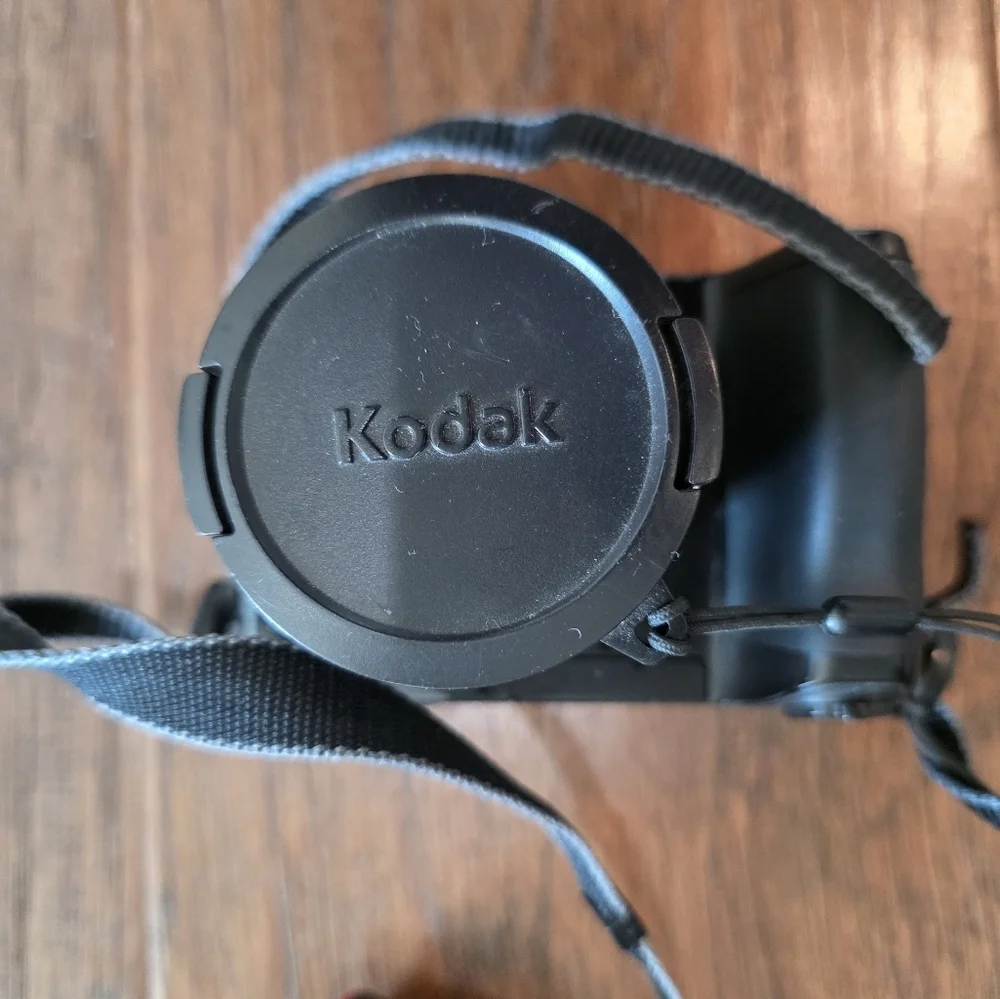 Kodak EasyShare Z8612 IS 8.1MP Digital Camera Schneider Kreuznach 36mm 12x Zoom